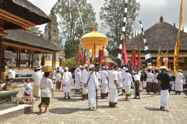 BANGLI, BALI, INDONEZYA - 27 Ağustos 2015 'te Bangli' de kraliyet yakma törenine katılan Balili halkı, Bali, Endonezya