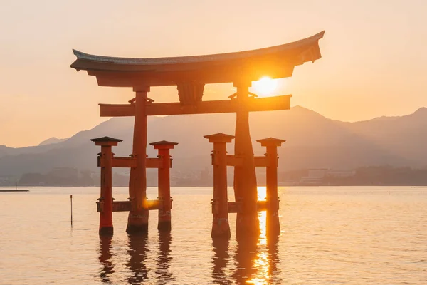 Úžasný Pohled Západ Slunce Miyajima Plovoucí Torii Japonsko — Stock fotografie