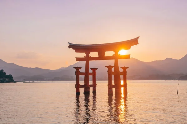 宮島への素晴らしい夕日が鳥居を浮かべています — ストック写真