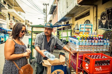 BALI - 25 AĞUSTOS: Yerel satıcılar dürüst yiyecekler satarak geçiniyorlar