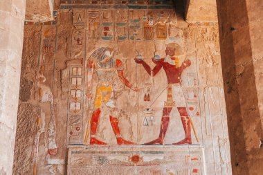 Mısır 'daki firavunların mezarlarının içindeki şaşırtıcı hiyeroglifler.