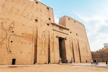 Edfu, Mısır. 13 Ekim 2021: Edfu tapınağının duvarları, Edfu şehrindeki hiyerogliflerle dolu..
