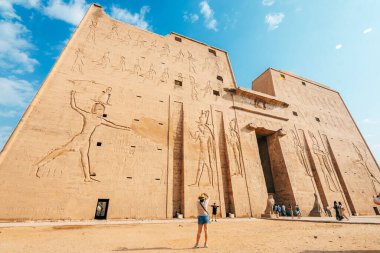 Edfu, Mısır. 13 Ekim 2021: Edfu tapınağının duvarları, Edfu şehrindeki hiyerogliflerle dolu..
