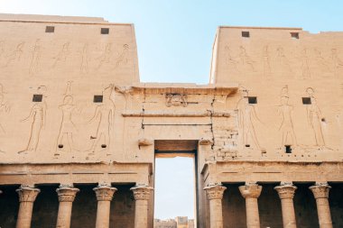Edfu, Mısır. 13 Ekim 2021: Edfu tapınağının duvarları, Edfu şehrindeki hiyerogliflerle dolu..