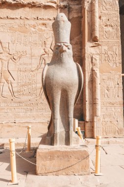 Edfu, Mısır. 13 Ekim 2021: Edfu tapınağının duvarları, Edfu şehrindeki hiyerogliflerle dolu..