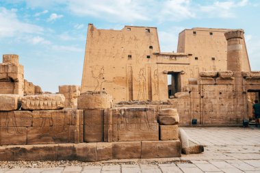 Edfu, Mısır. 13 Ekim 2021: Edfu tapınağının duvarları, Edfu şehrindeki hiyerogliflerle dolu..