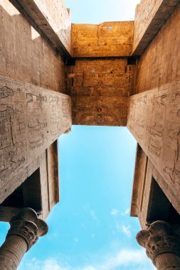 Edfu, Mısır. 13 Ekim 2021: Edfu tapınağının duvarları, Edfu şehrindeki hiyerogliflerle dolu..