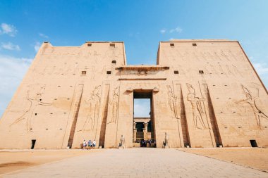 Edfu, Mısır. 13 Ekim 2021: Edfu tapınağının duvarları, Edfu şehrindeki hiyerogliflerle dolu..