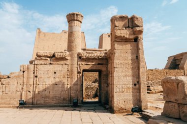 Edfu, Mısır. 13 Ekim 2021: Edfu tapınağının duvarları, Edfu şehrindeki hiyerogliflerle dolu..