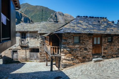 Pealba de Santiago, kayrak taşından evlerin yapıldığı bir şehir.