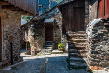 Pealba de Santiago, kayrak taşından evlerin yapıldığı bir şehir.