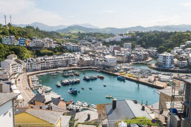 İspanya 'nın Asterias kentindeki Luarca balıkçı kasabasının panoramik manzarası