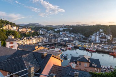 İspanya 'nın Asterias kentindeki Luarca balıkçı kasabasının panoramik manzarası