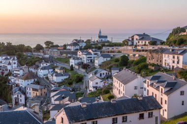 İspanya 'nın Asterias kentindeki Luarca balıkçı kasabasının panoramik manzarası