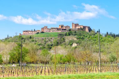 San Gimignano ortaçağ kasabasının sokak manzarası, İtalya
