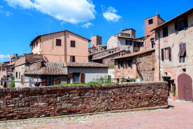 San Gimignano ortaçağ kasabasının sokak manzarası, İtalya