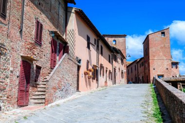 San Gimignano ortaçağ kasabasının sokak manzarası, İtalya
