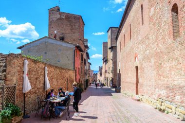 San Gimignano ortaçağ kasabasının sokak manzarası, İtalya
