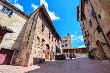 San Gimignano ortaçağ kasabasının sokak manzarası, İtalya