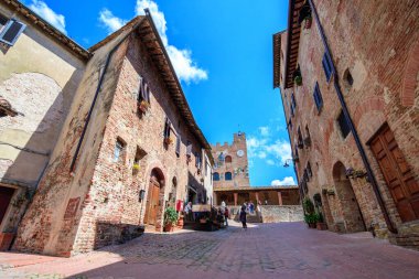 San Gimignano ortaçağ kasabasının sokak manzarası, İtalya