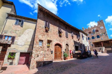 San Gimignano ortaçağ kasabasının sokak manzarası, İtalya
