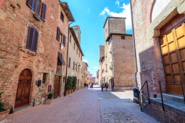 San Gimignano ortaçağ kasabasının sokak manzarası, İtalya