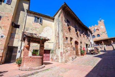 San Gimignano ortaçağ kasabasının sokak manzarası, İtalya