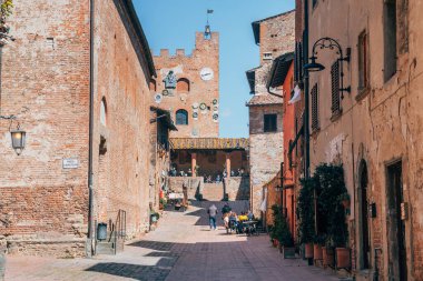 San Gimignano ortaçağ kasabasının sokak manzarası, İtalya