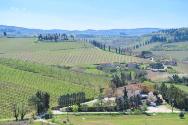 San Gimignano ortaçağ kasabasının sokak manzarası, İtalya