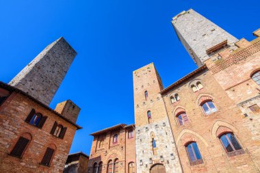 San Gimignano ortaçağ kasabasının sokak manzarası, İtalya
