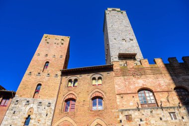 San Gimignano ortaçağ kasabasının sokak manzarası, İtalya