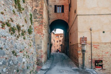 San Gimignano ortaçağ kasabasının sokak manzarası, İtalya