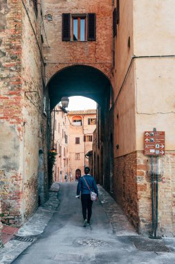 San Gimignano ortaçağ kasabasının sokak manzarası, İtalya