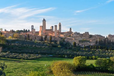 San Gimignano ortaçağ kasabasının sokak manzarası, İtalya