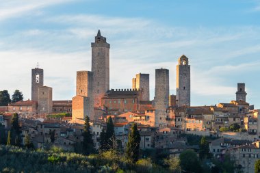 San Gimignano ortaçağ kasabasının sokak manzarası, İtalya
