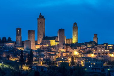 San Gimignano ortaçağ kasabasının sokak manzarası, İtalya