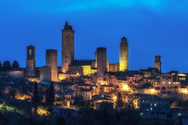 San Gimignano ortaçağ kasabasının sokak manzarası, İtalya