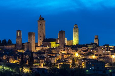 San Gimignano ortaçağ kasabasının sokak manzarası, İtalya