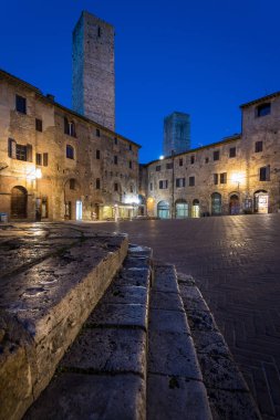 San Gimignano ortaçağ kasabasının sokak manzarası, İtalya