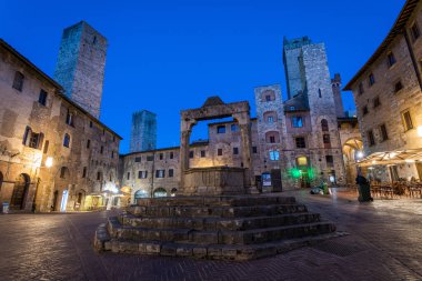 San Gimignano ortaçağ kasabasının sokak manzarası, İtalya