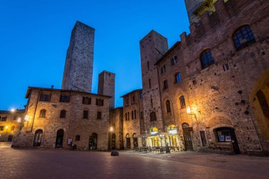 San Gimignano ortaçağ kasabasının sokak manzarası, İtalya