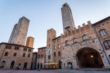 San Gimignano ortaçağ kasabasının sokak manzarası, İtalya