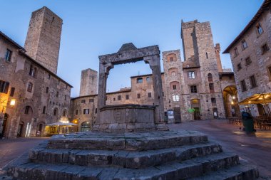 San Gimignano ortaçağ kasabasının sokak manzarası, İtalya
