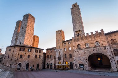 San Gimignano ortaçağ kasabasının sokak manzarası, İtalya