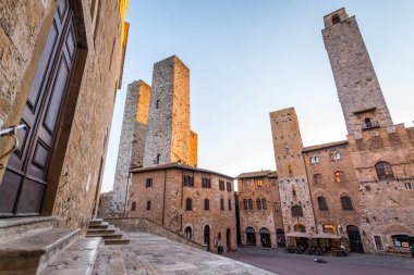 San Gimignano ortaçağ kasabasının sokak manzarası, İtalya