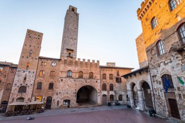 San Gimignano ortaçağ kasabasının sokak manzarası, İtalya