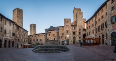San Gimignano ortaçağ kasabasının sokak manzarası, İtalya