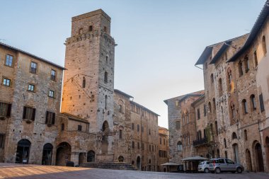 San Gimignano ortaçağ kasabasının sokak manzarası, İtalya