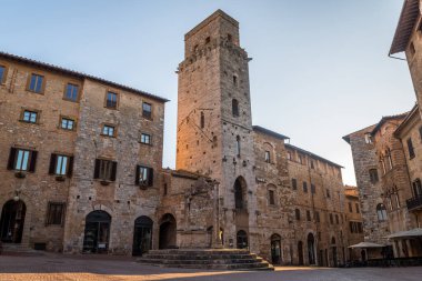 San Gimignano ortaçağ kasabasının sokak manzarası, İtalya