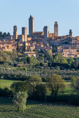San Gimignano ortaçağ kasabasının sokak manzarası, İtalya